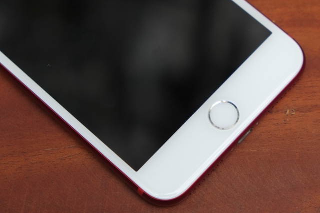  iPhone 7 màu đỏ phá vỡ quy tắc thiết kế của Apple khi có viền xung quanh nút Home màu bạc, chứ không phải là màu đỏ như thân máy 