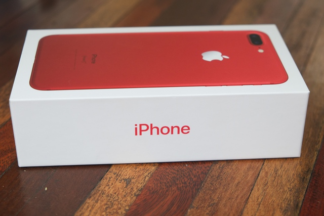  Hai chữ iPhone ở hai bên cũng có màu đỏ 