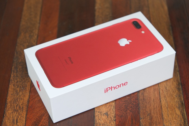  Hộp của iPhone 7 Plus (PRODUCT)RED nổi bật bởi hình ảnh chiếc máy màu đỏ ở mặt trước 