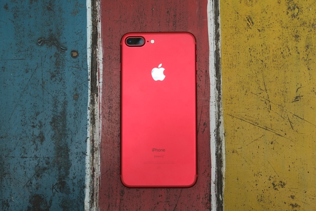  Trên iPhone 7 Plus đỏ, Apple lựa chọn tông màu sáng chói chứ không phải là tông đỏ thẫm trầm tính 
