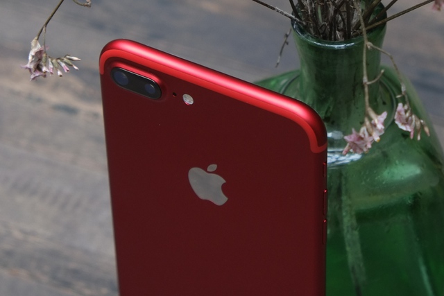  Khác với những chiếc iPhone sáng màu khác như vàng, vàng hồng hay bạc, dải anten của iPhone 7 đỏ không có màu trắng mà được ưu ái phủ một lớp sơn màu đỏ lên trên, tạo cảm giác liền mạch trong thiết kế 