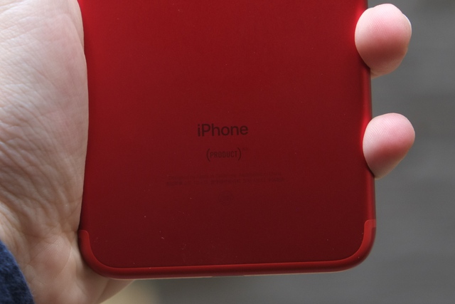  Ở dưới chữ iPhone là logo (PRODUCT)RED. 