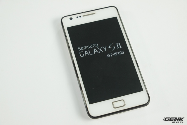  Về tùy biến, bên cạnh giao diện, thì độ mở của Android còn cho phép người dùng thay đổi hoàn toàn hệ điều hành. Ví dụ, chiếc Galaxy S2 phiên bản Hàn Quốc này (SHW-M250s) đã được chuyển đổi hoàn toàn thành phiên bản quốc tế (GT-I9100) 
