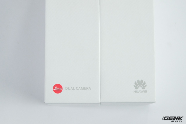  Bên cạnh logo của Huawei, hộp của P10 còn có logo của Leica - nhà sản xuất danh tiếng từ Đức đã giúp Huawei phát triển công nghệ camera kép trên P10 