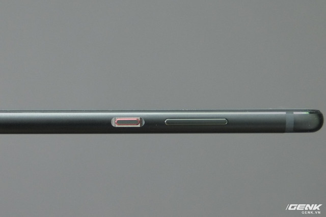  Nút nguồn của P10 được Huawei cách điệu với họa tiết sần và viền đỏ, vừa tạo điểm nhấn trong thiết kế, vừa giúp người dùng dễ dàng thao tác 