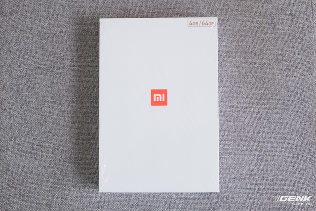  Mặt trước của hộp chiếc Mi Pad 3 nổi bật bởi logo Xiaomi màu cam ở chính giữa 