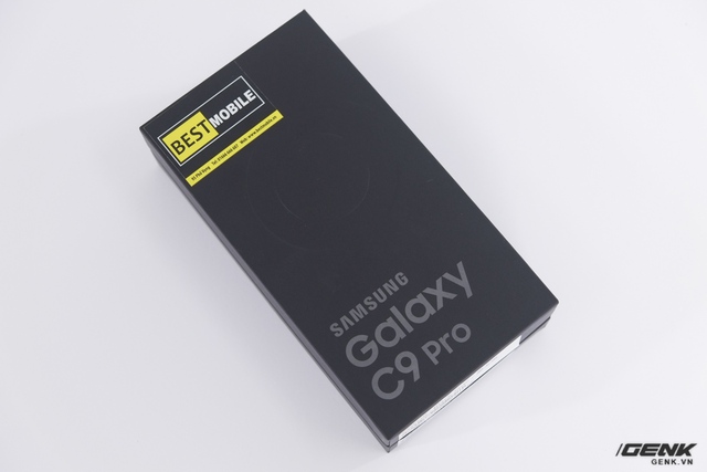  Hộp của Galaxy C9 Pro màu đen cũng được bao phủ bởi một màu đen như máy 