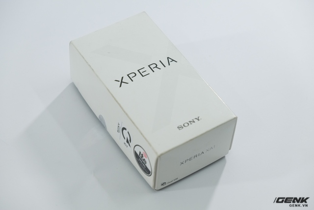  Hộp của Xperia XA1 có thiết kế đơn giản với logo X lớn và dòng chữ Xperia ở mặt trước 