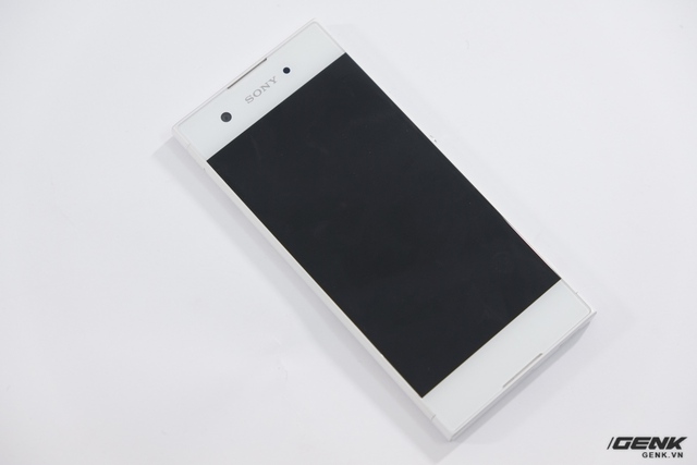  Đây là chiếc Xperia XA1 phiên bản màu trắng. Có thể thấy, máy vẫn mang ngôn ngữ thiết kế vuông vức truyền thống của Sony. 