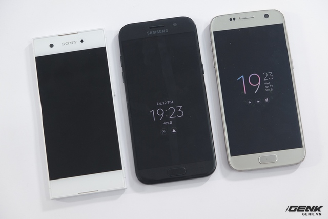  Từ trái sang phải: Xperia XA1 - Galaxy A5 2017 - Galaxy S7. Xét một cách công bằng, viền màn hình của Xperia XA1 không lớn hơn quá nhiều so với hai chiếc máy Samsung 