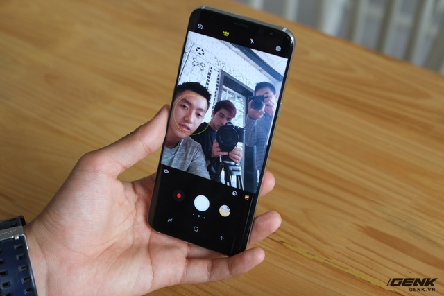  Camera selfie được nâng cấp từ 5MP lên 8MP và hỗ trợ lấy nét tự động 