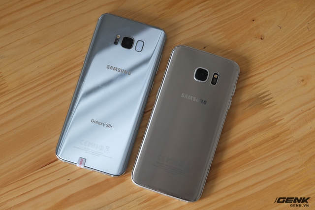  So sánh với Galaxy S7 Edge, Galaxy S8 chỉ dài hơn một chút chứ không lớn hơn về bề ngang. Cảm giác cầm nắm vẫn rất thoải mái. 
