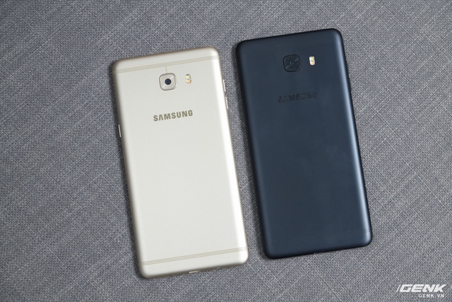  Chúng ta hãy cùng so sánh chiếc Galaxy C9 Pro màu đen (xách tay) và màu vàng (chính hãng). Cần khẳng định rằng, cả hai đều không có bất kỳ sự khác biệt nào về ngoại hình 