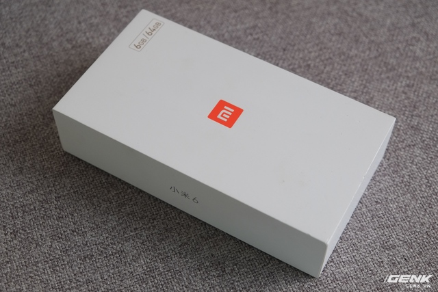  Hộp của Mi 6 mang phong cách đơn giản mà người dùng đã quen thuộc ở các sản phẩm Xiaomi 