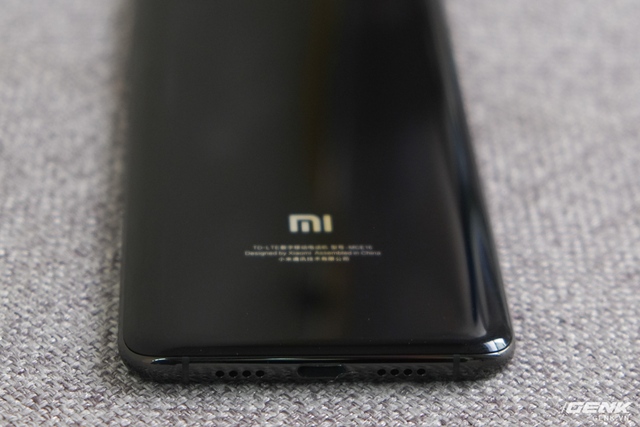  Các cạnh viền của Mi 6 màu đen cũng được làm bóng, tương tự iPhone 7 Jet Black 