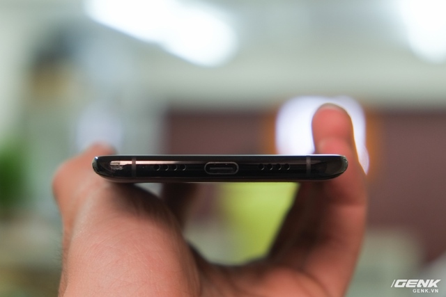 Một đặc điểm của Mi 6 khiến người dùng chưa thật sự hài lòng là Xiaomi đã gỡ bỏ jack cắm tai nghe 3.5mm 