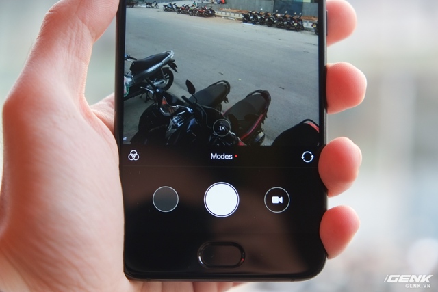  Giao diện camera của MIUI được cập nhật rất giống với iPhone để có thể tận dụng tính năng zoom quang học của máy 