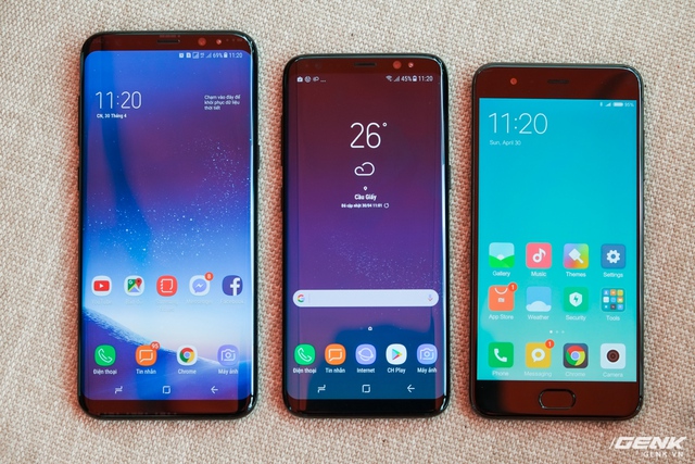  Từ trái qua phải: Galaxy S8 , Galaxy S8 và Mi 6. Có thể thấy, Mi 6 (5.15 inch) có kích thước gần như tương đồng so với Galaxy S8 (5.8 inch), trong khi sở hữu màn hình nhỏ hơn. Trong khi đó, Galaxy S8 mặc dù có màn hình rất lớn lên đến 6.2 inch nhưng cũng chỉ dài hơn Mi 6 chứ không to hơn đáng kể về chiều ngang. 