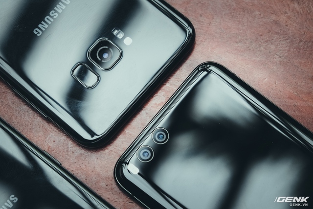  Ở mặt lưng của Galaxy S8 là camera, đèn flash đơn, cảm biến vân tay và cảm biến nhịp tim. Trong khi đó Xiaomi Mi 6 đơn giản hơn với cụm camera kép và flash kép dual-tone. Camera của Galaxy S8 cũng lồi lên một chút ít, còn Mi 6 hoàn toàn nằm phẳng. 