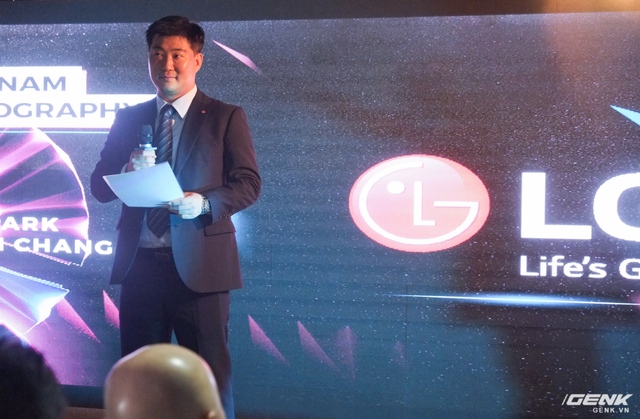  Đại diện LG Việt Nam - ông Heon Chang Park giới thiệu loạt sản phẩm màn hình mới dành riêng cho cộng đồng thiết kế 