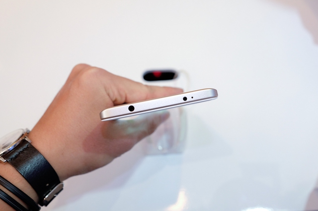  Cũng như Redmi 4A, cạnh trên của Redmi Note 4 là cổng tai nghe 3.5mm và microphone.​ 