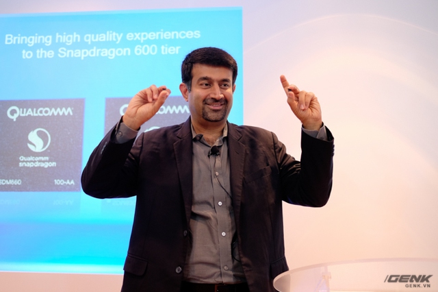  Ông Kedar Kondao, Phó giám đốc mảng quản lí sản phẩm Qualcomm, giới thiệu 2 nền tảng di động Snapdragon 630 và 660 mới.​ 