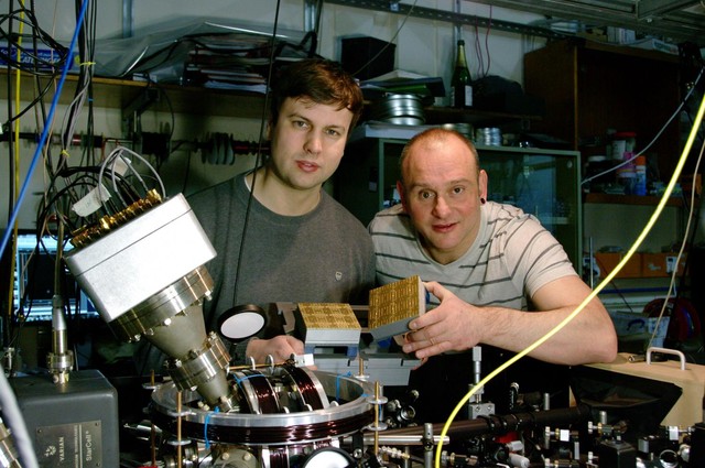  Giáo sư Lekitsch (bên trái) và giáo sư Hensinger (bên phải) từ Đại học Sussex. 