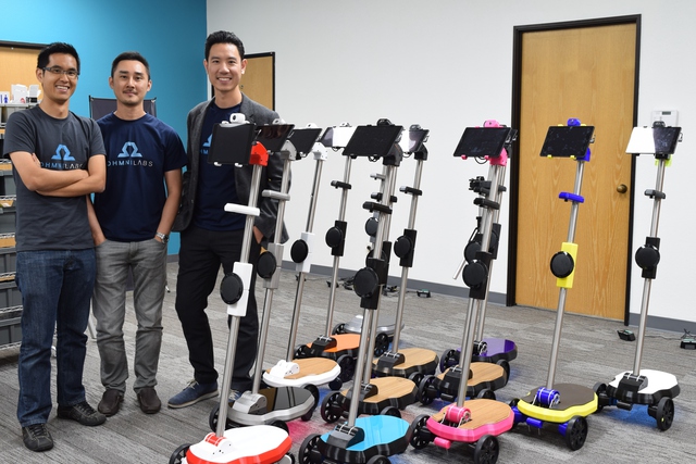 
Anh Vũ Duy Thức (Co-founder/CEO OhmniLabs, ngoài cùng bên phải) cùng hai nhà đồng sáng lập bên sản phẩm robot Ohmni
