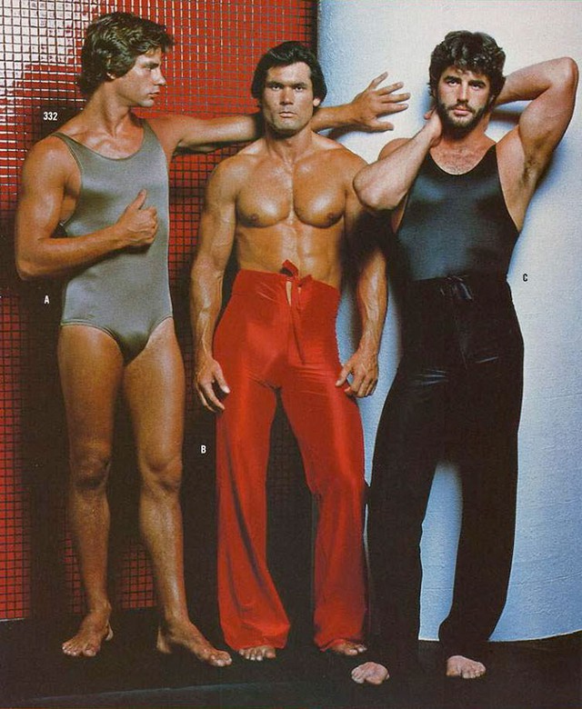  Bằng chứng rõ rệt nhé: ba anh mẫu nam này chẳng có gì phải nói về ngoại hình đẹp trai và nam tính, nhưng áo và quần đã khiến họ trông èo uột đi rất nhiều 