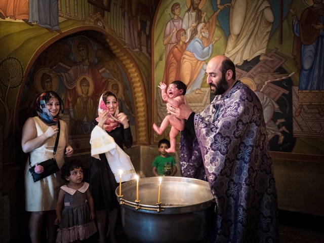  32. Tác phẩm: Georgian Baptism. Nhiếp ảnh gia: Beniamino Pisati (Ý). Hạng: Mở rộng. Thể loại: Văn hoá 