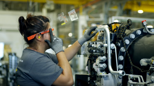  Một nhân viên của AGCO tại nhà máy ở Jackson, Minn sử dụng Google Glasss. 