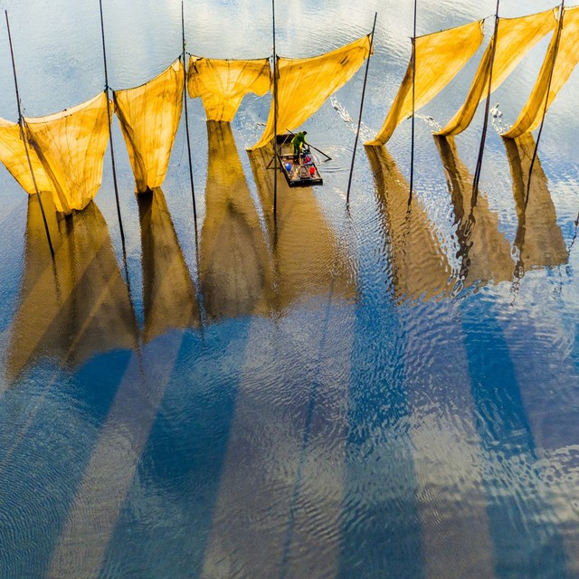  Tác phẩm: Fishermen close to the net (Tạm dịch: Người thợ đánh cá kề bên chiếc lưới). Nhiếp ảnh gia: Ge Zheng. 