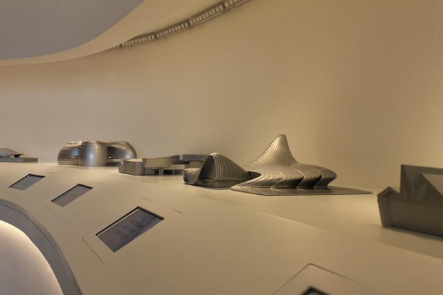  Hadid nổi tiếng với những thiết kế tòa nhà hình mái vòm, rất nhiều trong số đó có hình dạng hình học. 