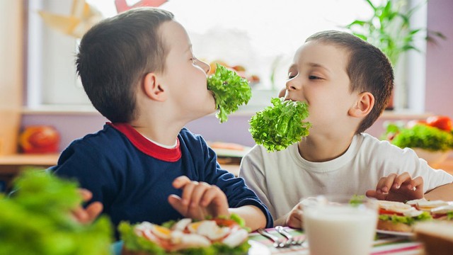 
Cha mẹ nên theo dõi chặt chế độ ăn uống của con cái
