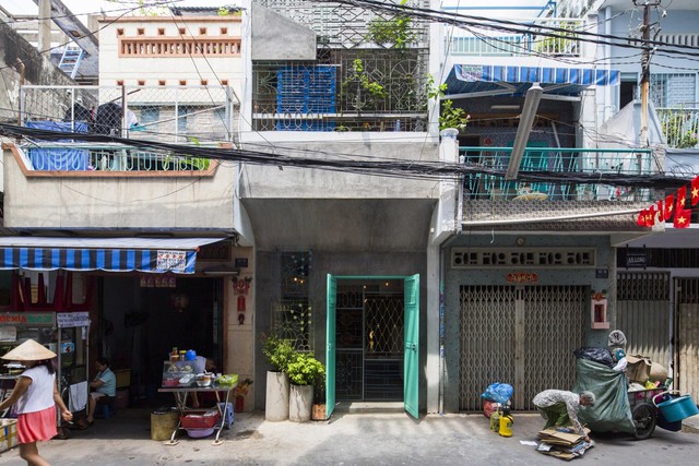  Ngôi nhà nằm trong 1 con hẻm ở tp Hồ Chí Minh. Với đặc trưng hẹp ngang và có chiều sâu khá dài nên vấn đề về thông gió và chiếu sáng rất được quan tâm 