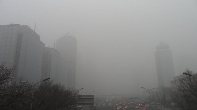  Tuy nhiên, việc sử dụng bê tông như 1 vật liệu chủ yếu đã gây ra vấn nạn ô nhiễm môi trường nặng nề. Trên hình là Bắc Kinh, đại công trường xây dựng của thế giới, màn sương mù không chỉ được hình thành bởi khói từ các phương tiện giao thông, mà còn từ nhưng công trường xây dựng trong thành phố 