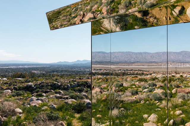  Lấy cảm hứng từ những ngôi nhà Ranch House, The Mirror với mái dốc, nằm giữa thiên nhiên mộc mạc. Như một điểm nổi bật bởi lớp bao phủ của nó. 