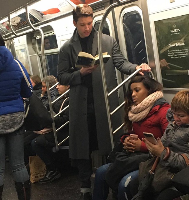  Hình ảnh những anh chàng đọc sách trên xe bus hay tàu điện thế này thu hút các follower của Hot Dudes Reading 