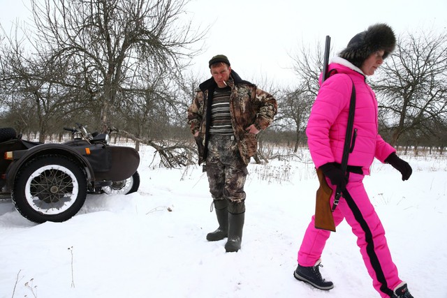  Những thợ săn như Vladimir Krivenchik và vợ sẽ kiếm được 80 USD cho mỗi con sói mà họ săn được. 