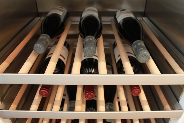  Nếu chủ nhân của căn hộ là người thích sưu tầm rượu, họ có thể thể lưu trữ 99 chai trong một chiếc tủ tự kiểm soát nhiệt độ. 