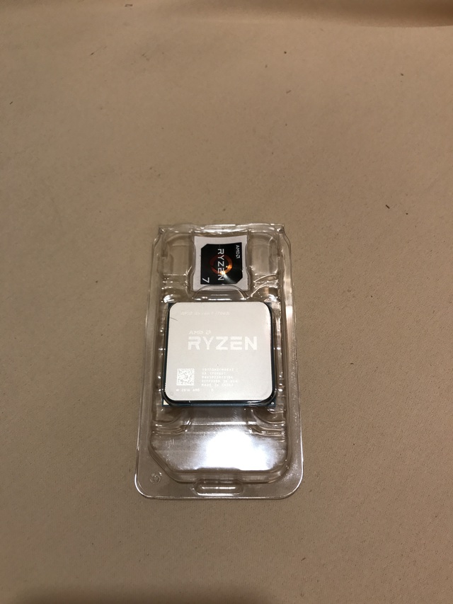  R7 1700X và sticker Ryzen 7 để bạn có thể dán lên vỏ máy. 