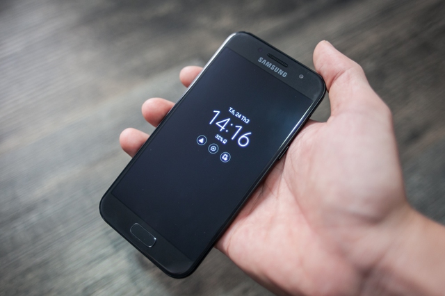  Samsung Galaxy A3 có kích thước cực kì nhỏ gọn. 