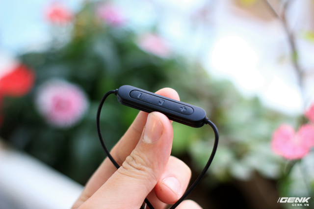  E10BT cũng được trang bị đầy đủ cụm remote control, tăng giảm âm lượng, micro đàm thoại, cho phép người sử dụng có thể điều khiển trực tiếp các chức năng cơ bản ngay từ tai nghe mà không cần phải lấy smartphone 