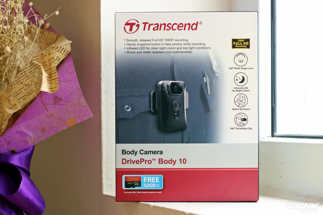  Transcend DrivePro Body 10 được đóng hộp đơn giản và chắc chắn. Sản phẩm tặng kèm một thẻ nhớ microSD32GB. 