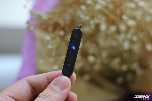  Để kết nối E10BT với smartphone/laptop/tablet, bạn chỉ cần giữ nút nguồn trên cụm điều khiển để khởi động thiết bị, đèn LED tín hiệu sẽ nhấp nháy màu xanh. 