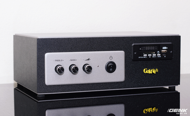  Ampli của Gold4Cafe có kích thước khá lớn, thiết kế đơn giản theo phong cách vuông thành sắc cạnh. Mặt trước ampli là bộ điều khiển, màn hình hiển thị, đèn thông báo và các cổng kết nối với thẻ nhớ, USB. 