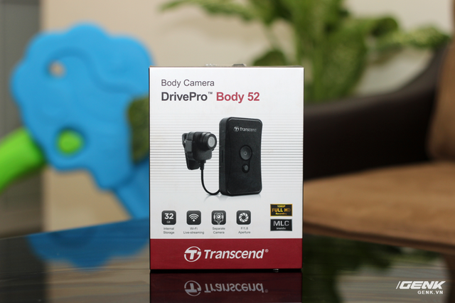  Transcend DrivePro Body 52 được đóng hộp đẹp mắt và chắc chắn. Một số tính năng quan trọng của sản phẩm được điểm qua ở mặt trước hộp. 