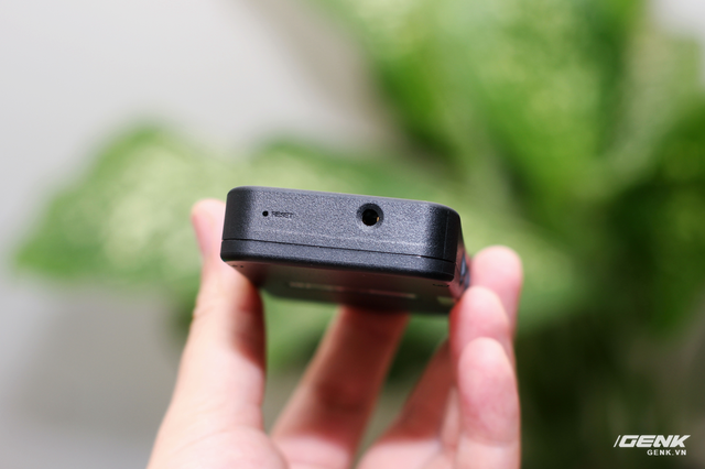  Body Pro 52 không sử dụng cổng kết nối microUSB khá phổ biến hiện nay, thay vào đó chiếc camera này giao tiếp với PC qua jack 3.5mm - USB (tương tự như Apple Ipod Shuffle) ở dưới đáy. 