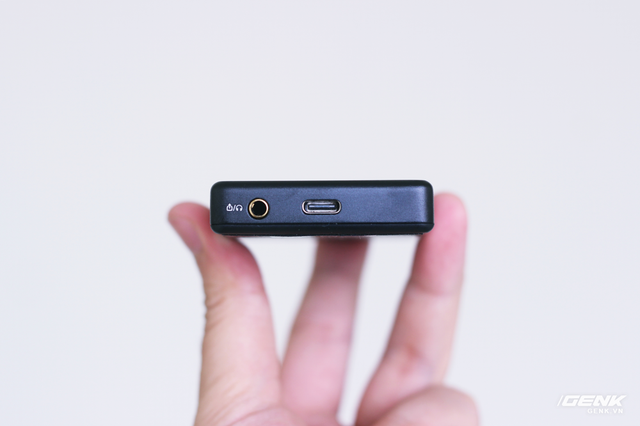  Dưới cạnh đáy là cổng kết nối chuẩn USB-Type-C mới nhất. Bên cạnh đó là cổng Headphone-Out tích hợp Line-Out giống như đối thủ Aune M1S 
