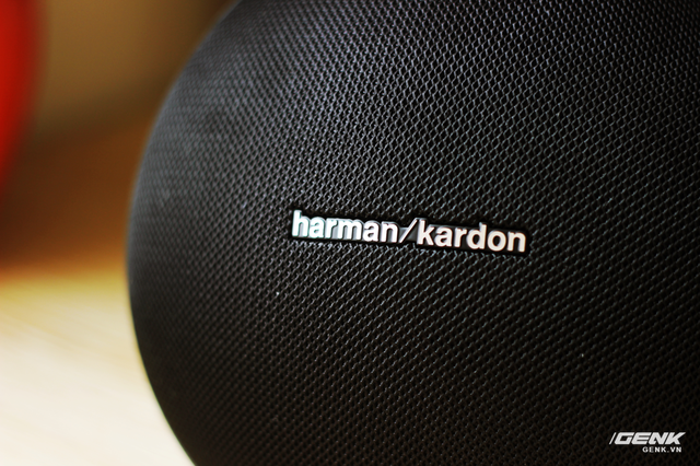  Mặt trước của loa được bọc lại bằng một lớp lưới bảo vệ cùng logo Harman Kardon quen thuộc. 